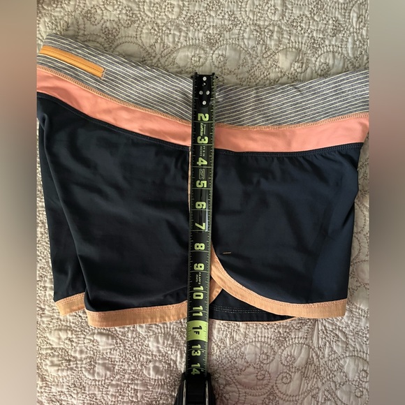 Lululemon Shorts-Size 8 - Picture 6 of 7